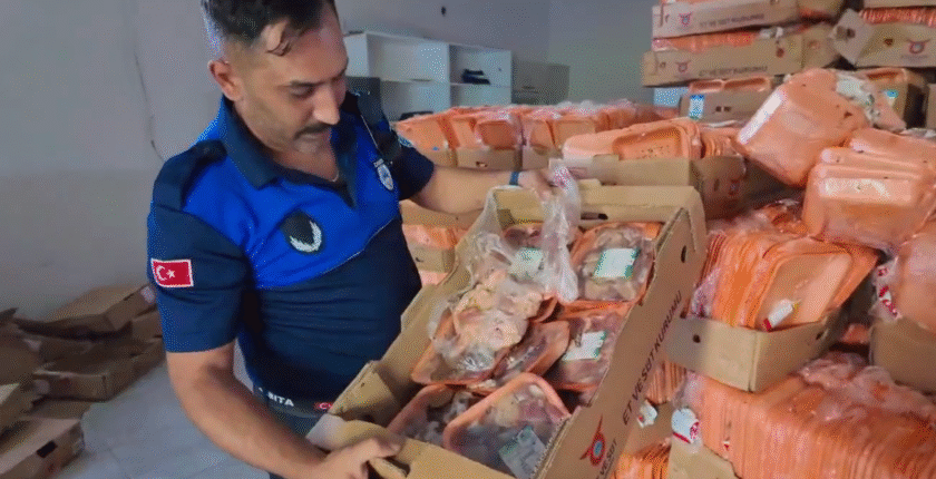 Antalya Aksu’da 25 Ton Tarihi Geçmiş Tavuk Ürünü Ele Geçirildi
