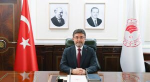 Tarım ve Orman Bakanı Yumaklı: “Düşen yangın söndürme uçağımızın enkazına ulaşıldı”