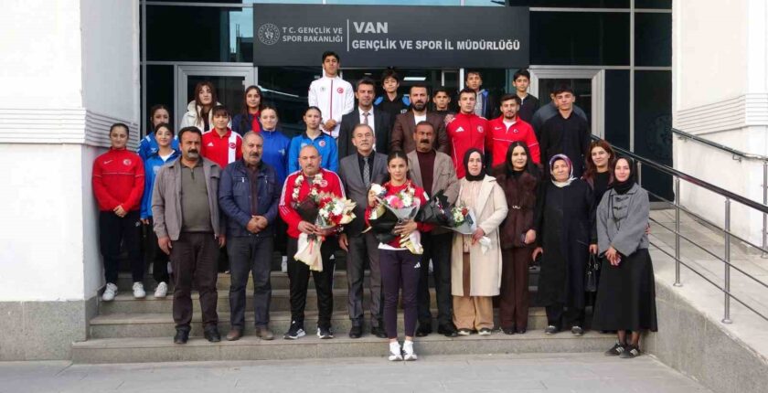 Vanlı Altın Madalyalı Boksör Evin Erginoğuz Çiçeklerle Karşılandı