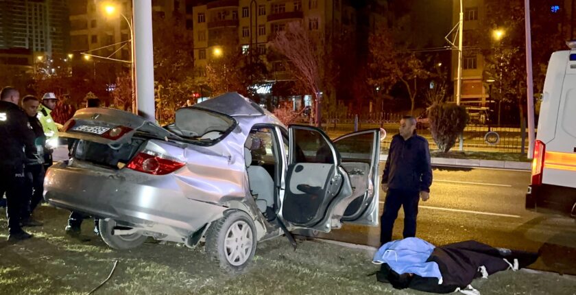 Malatya’da Trambüs Direğine Çarpan Otomobilde 1 Ölü, 1 Ağır Yaralı