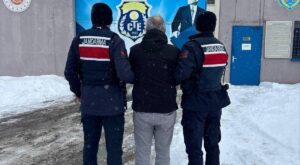 Kars’ta dolandırıcılık ve uyarıcı madde ticareti yapan 2 hükümlü yakalandı