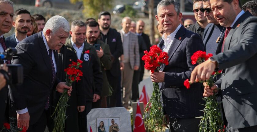 CHP Lideri Özel’den Narlıca Şehitliği Ziyareti