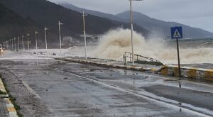 Marmara Denizi’nde Fırtına Kabusu: Esenköy’de Deniz Taştı, Barınaklar Hasar Gördü