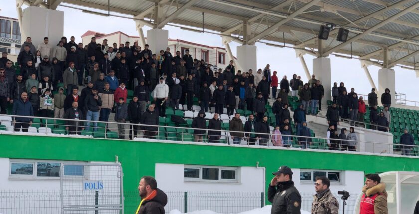 Kars’ta Bal Maçında Tribünlerden İran’daki Savaşlara Dikkat Çeken Sloganlar