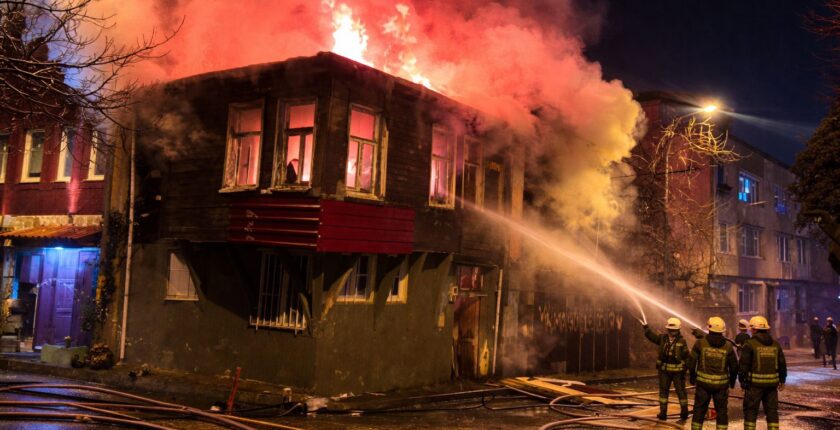 Üsküdar’da İki Metruk Binada Yangın Paniği