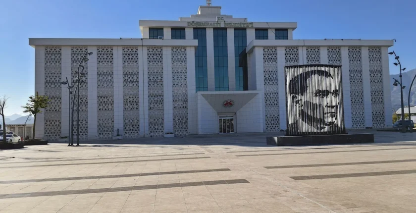 Döşemealtı Belediyesi’nde 125 Milyon TL’lik Yolsuzluk Operasyonu: Eski Başkan Turgay Genç Hakkında Gözaltı Kararı