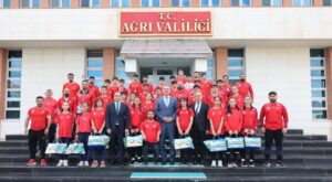 Vali Dr.Önder BOZKURT, ili başarıyla temsil eden 32 sporcu ve antrenörlerini makamında ağırladı.
